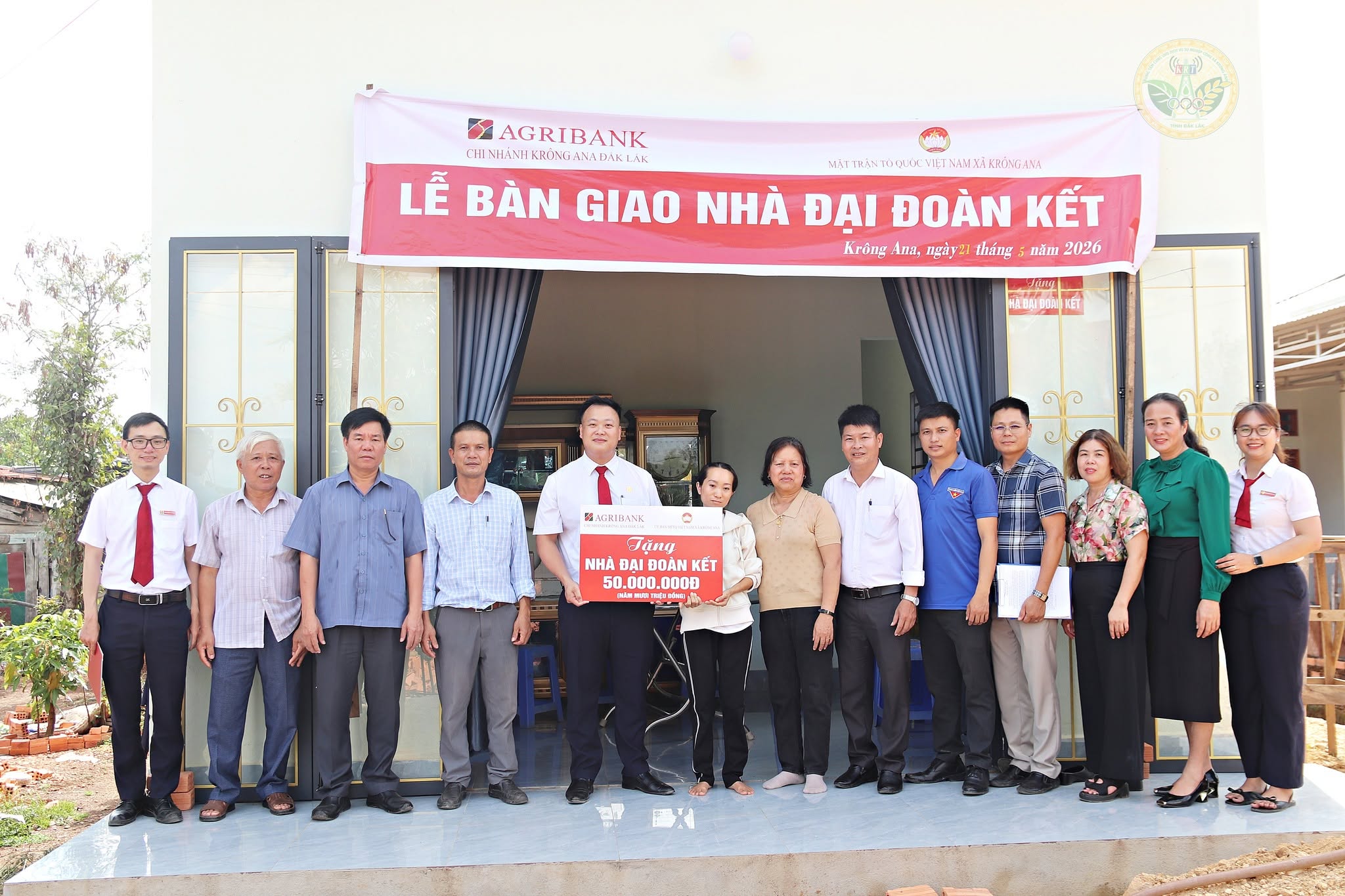 Bàn giao nhà Đại đoàn kết cho các hộ nghèo, cận nghèo